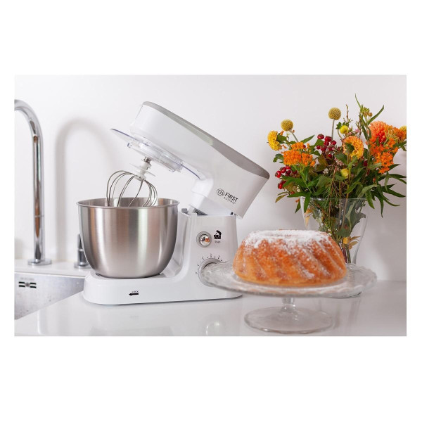 Миксер с мощност 700W. Вместимост на купата 3.5 литра. 6 нива на скорост.