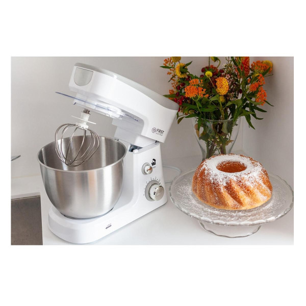 Миксер с мощност 700W. Вместимост на купата 3.5 литра. 6 нива на скорост.