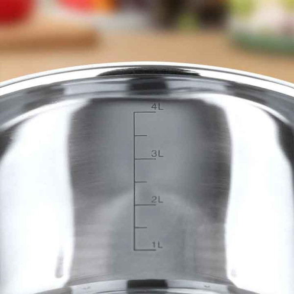 Червена тенджера на бели точки със стъклен капак